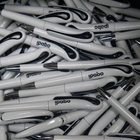 Witte pen met zwarte details